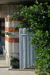 Splitskast Model J voor de gevel op de Stadionkade hoek Parnassusweg
              <br/>
              Annemarieke Verheij, 2015-07-06
